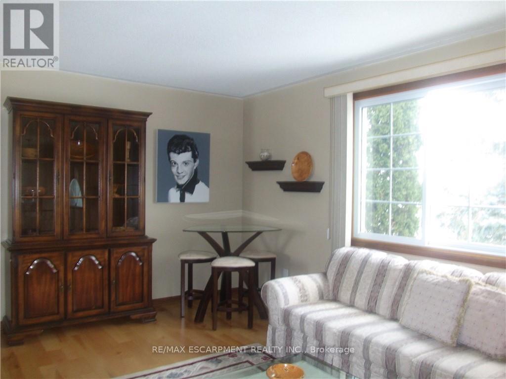 18 Ross Street, Norfolk, ON - Indoor Photo Showing Living Room