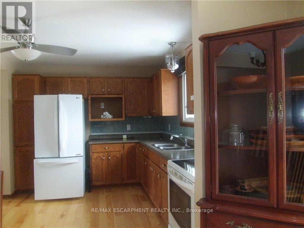 18 Ross Street, Norfolk, ON - Indoor Photo Showing Kitchen With Double Sink