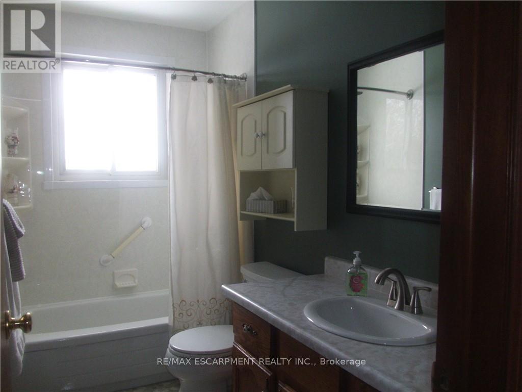 18 Ross Street, Norfolk, ON - Indoor Photo Showing Bathroom