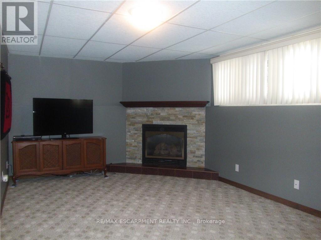 18 Ross Street, Norfolk, ON - Indoor Photo Showing Living Room With Fireplace
