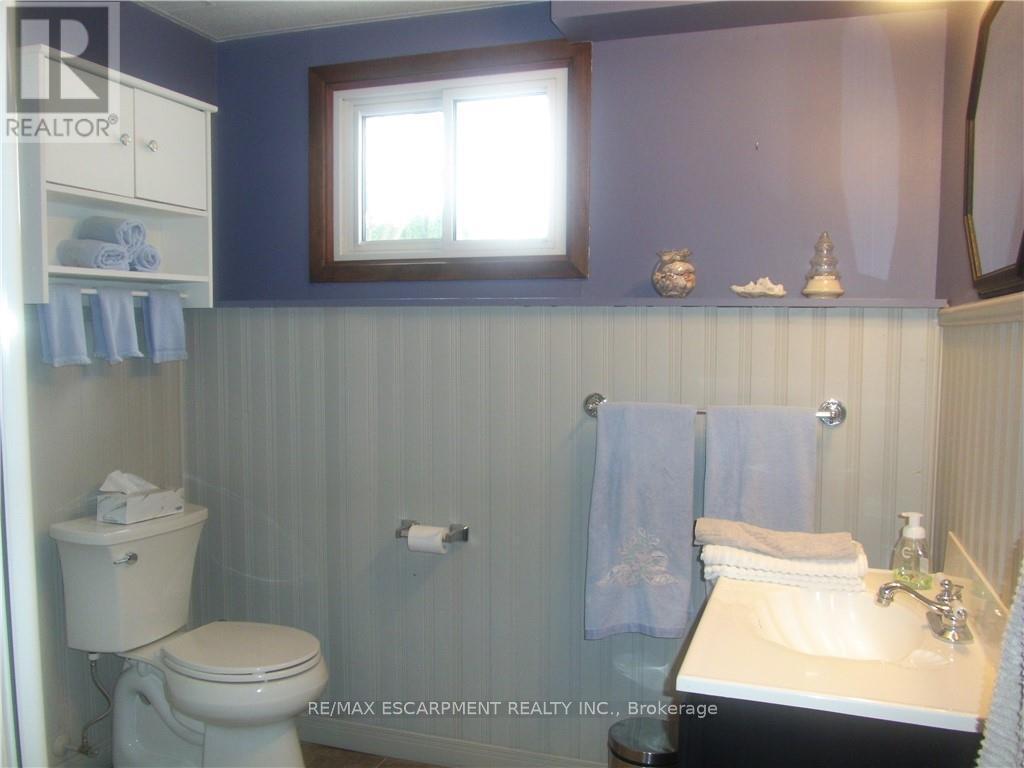 18 Ross Street, Norfolk, ON - Indoor Photo Showing Bathroom