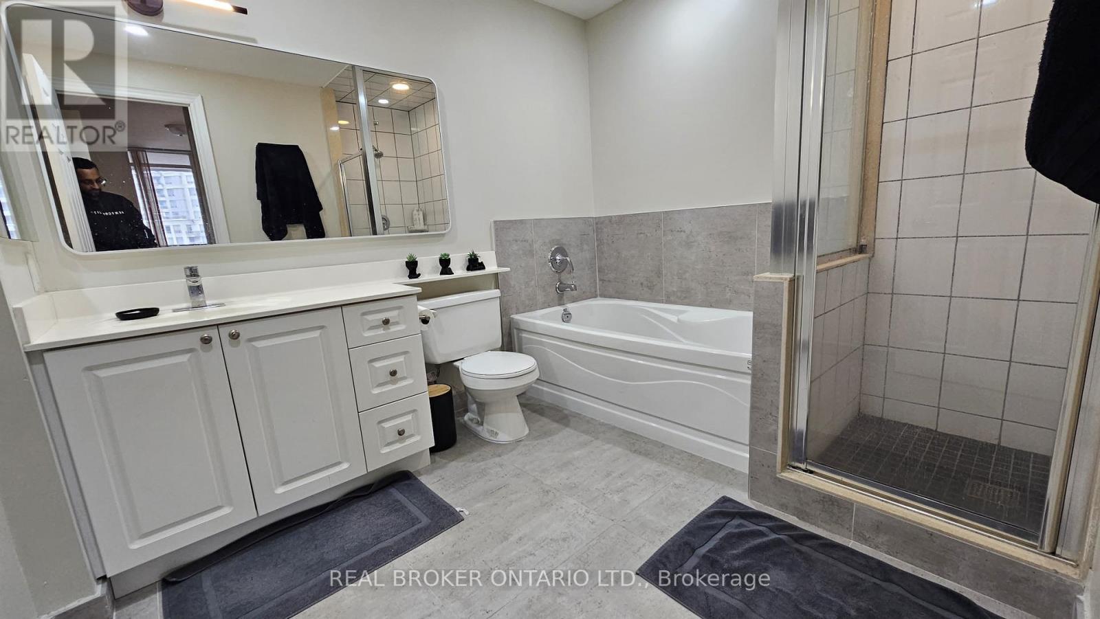 2803 - 3880 Duke Of York Boulevard, Mississauga, ON - Indoor Photo Showing Bathroom