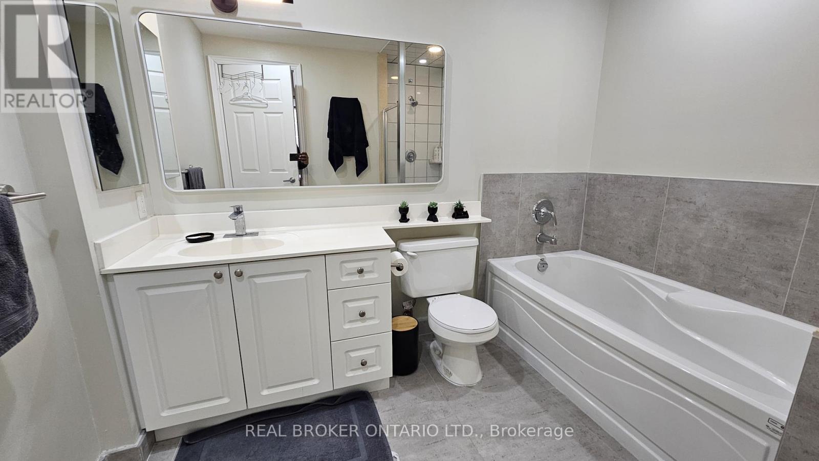2803 - 3880 Duke Of York Boulevard, Mississauga, ON - Indoor Photo Showing Bathroom