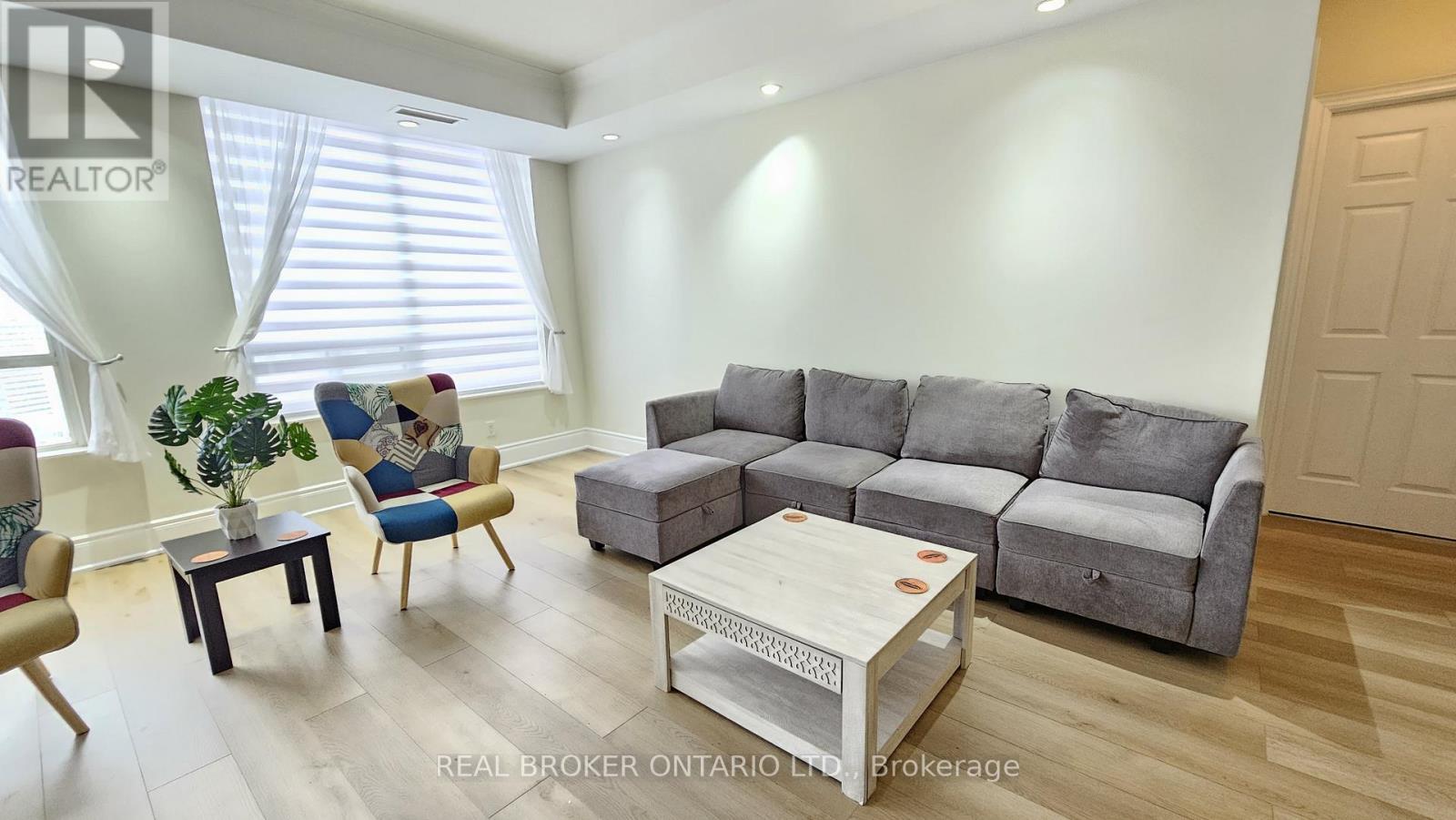 2803 - 3880 Duke Of York Boulevard, Mississauga, ON - Indoor Photo Showing Living Room