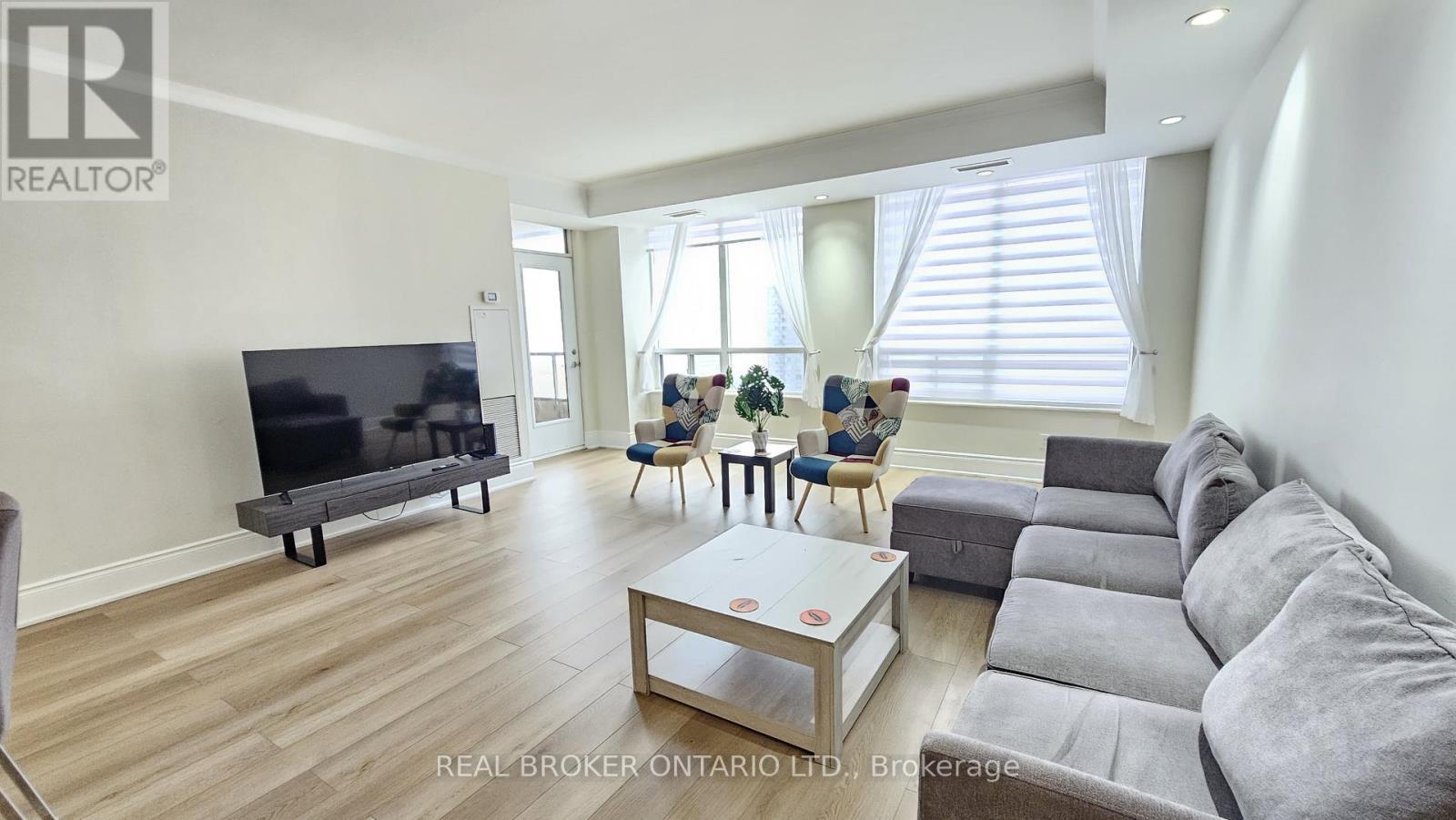 2803 - 3880 Duke Of York Boulevard, Mississauga, ON - Indoor Photo Showing Living Room