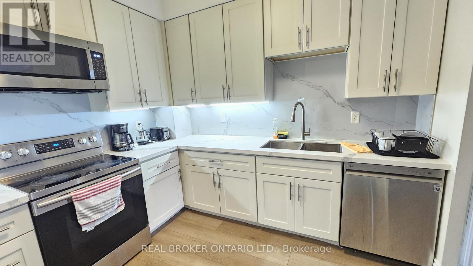 2803 - 3880 Duke Of York Boulevard, Mississauga, ON - Indoor Photo Showing Kitchen