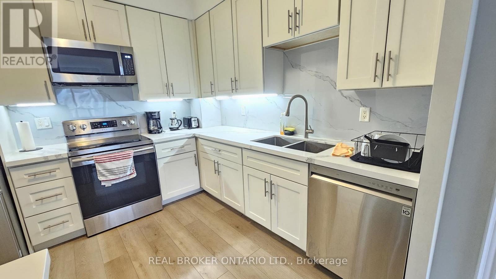 2803 - 3880 Duke Of York Boulevard, Mississauga, ON - Indoor Photo Showing Kitchen With Double Sink