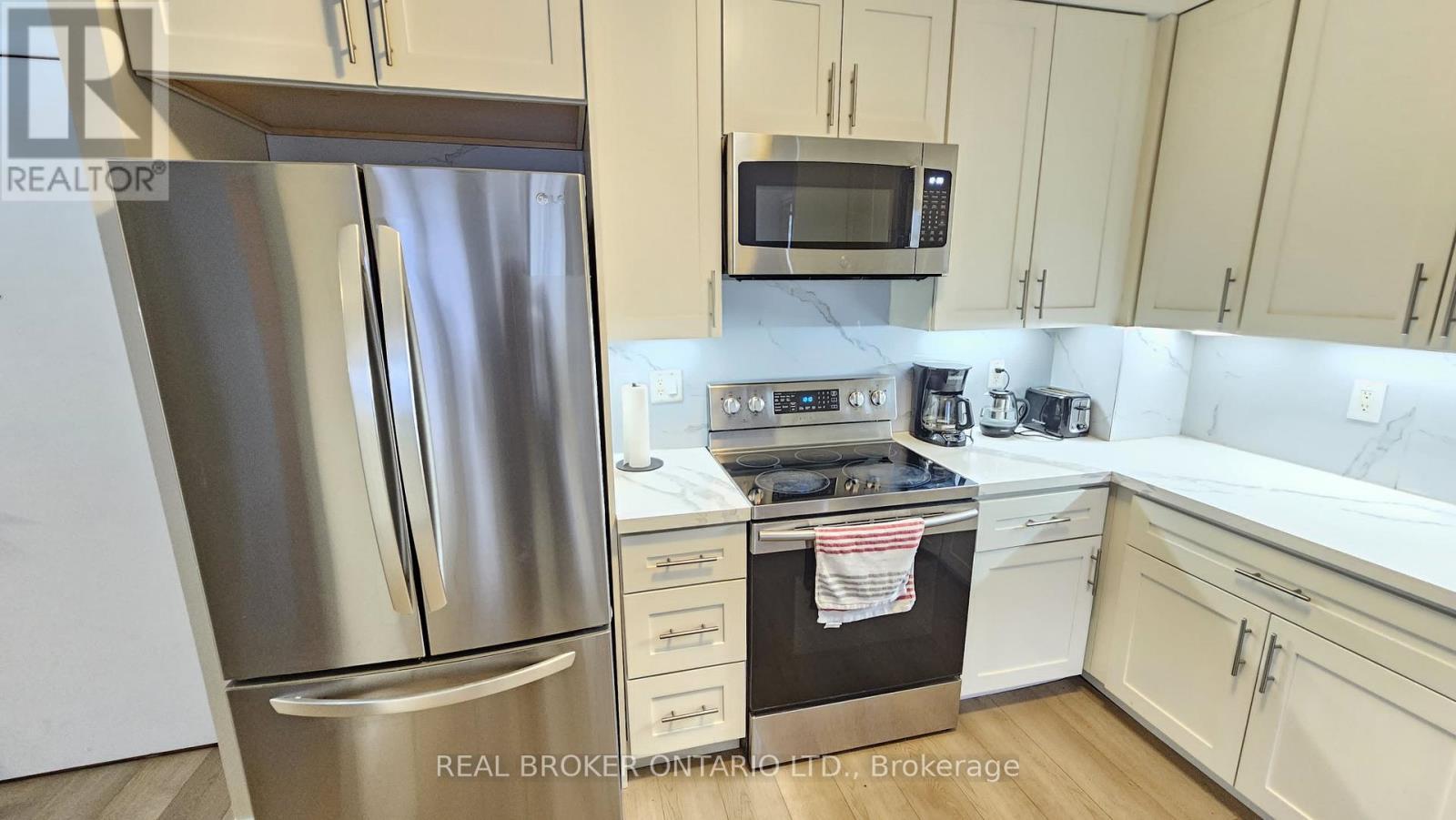 2803 - 3880 Duke Of York Boulevard, Mississauga, ON - Indoor Photo Showing Kitchen