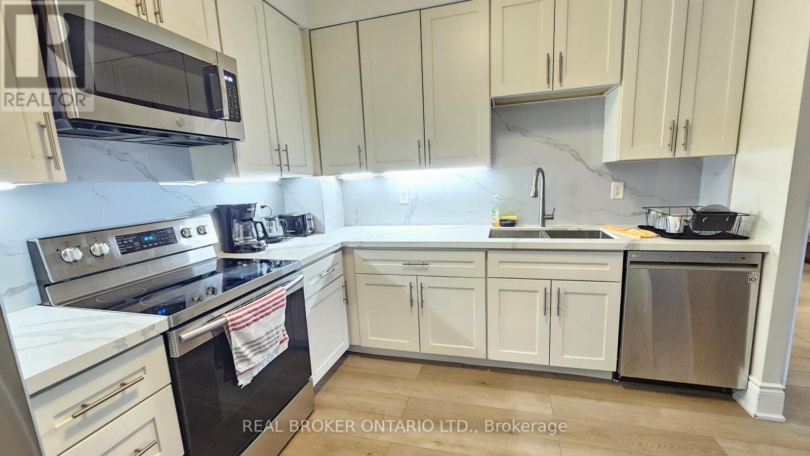 2803 - 3880 Duke Of York Boulevard, Mississauga, ON - Indoor Photo Showing Kitchen With Stainless Steel Kitchen