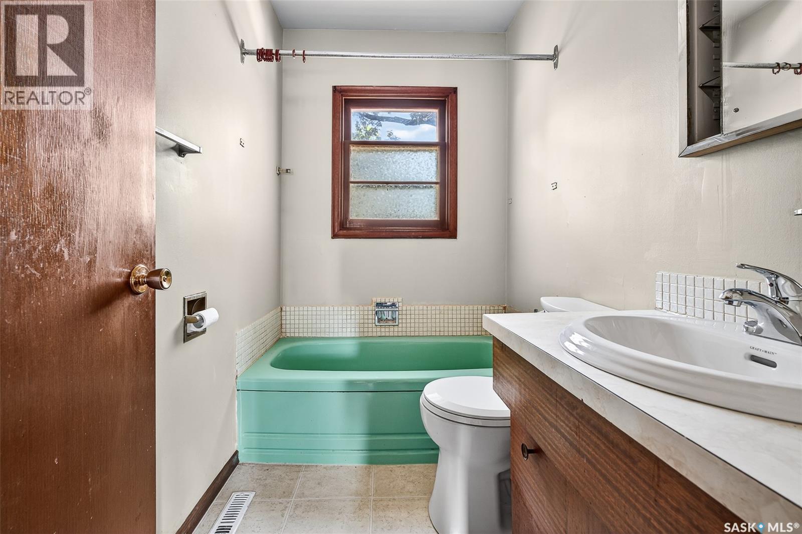 530 Duffield Street W, Moose Jaw, SK - Indoor Photo Showing Bathroom