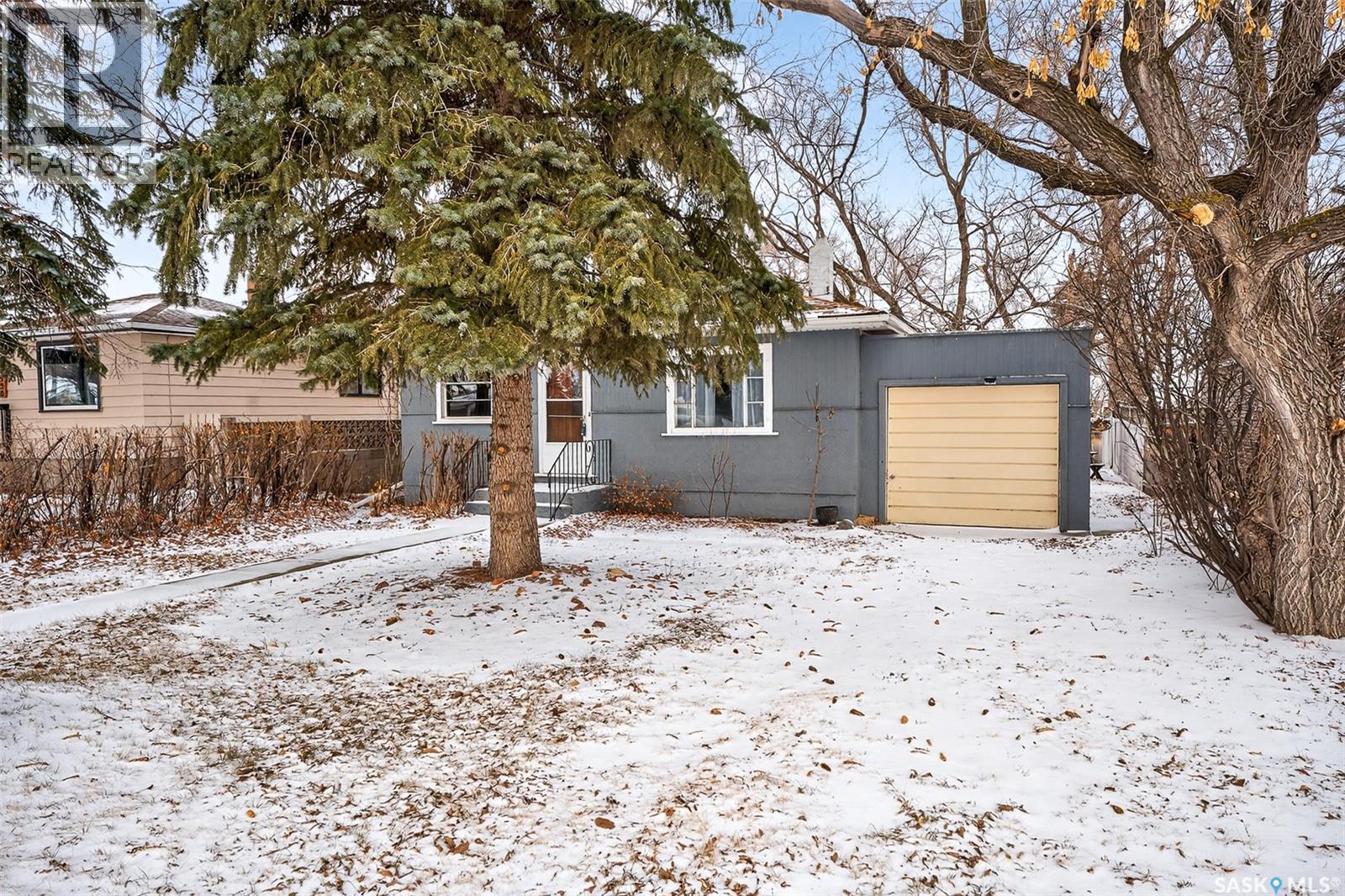 530 Duffield Street W, Moose Jaw, SK - Outdoor