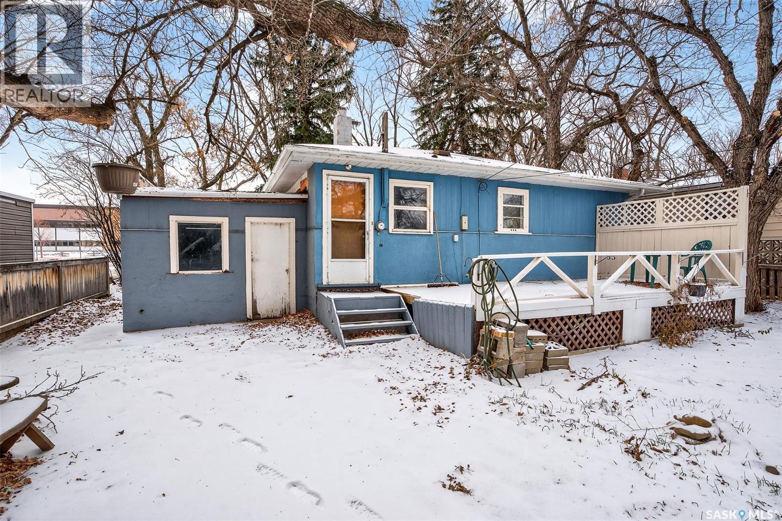 530 Duffield Street W, Moose Jaw, SK - Outdoor