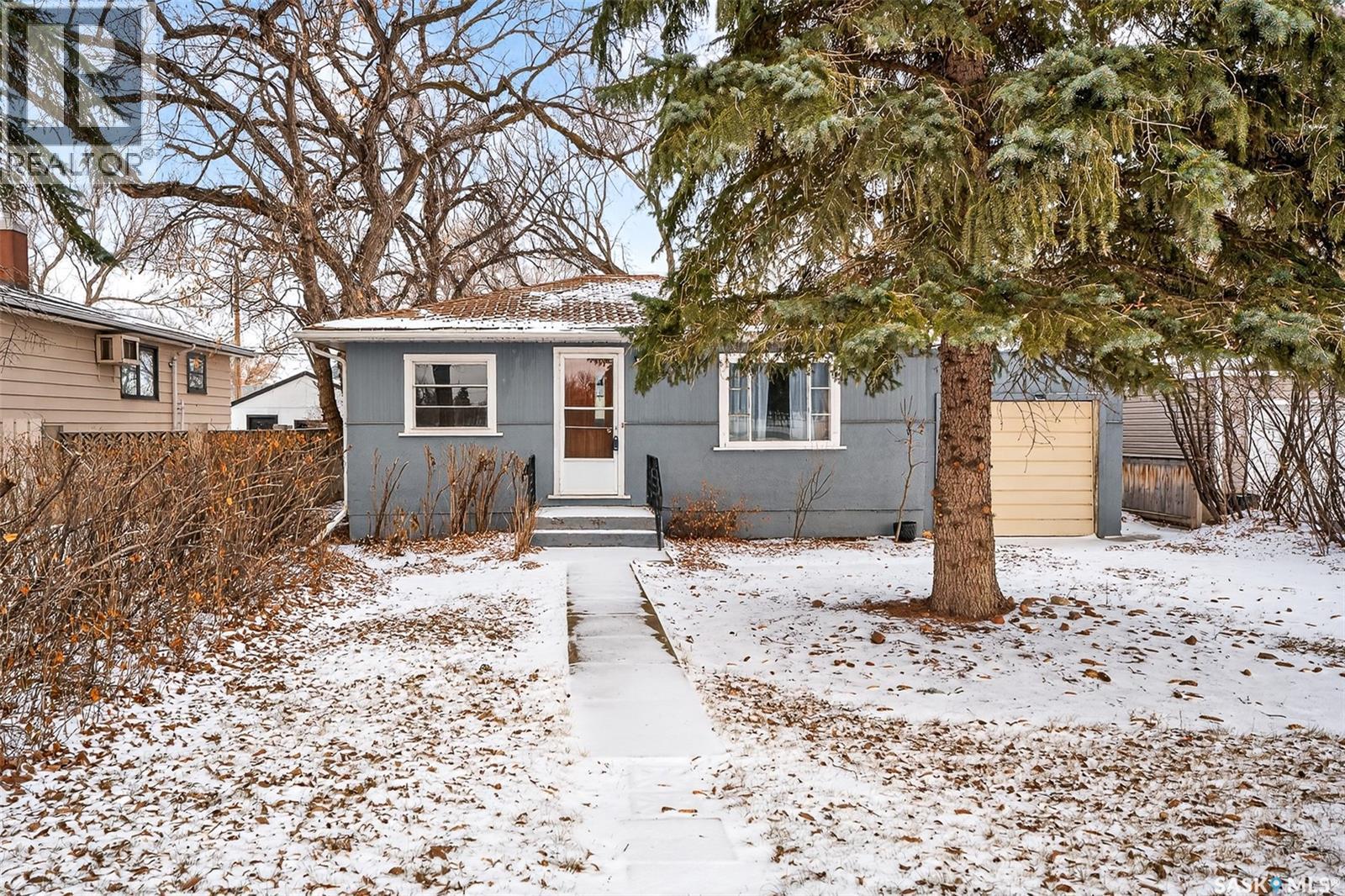 530 Duffield Street W, Moose Jaw, SK - Outdoor