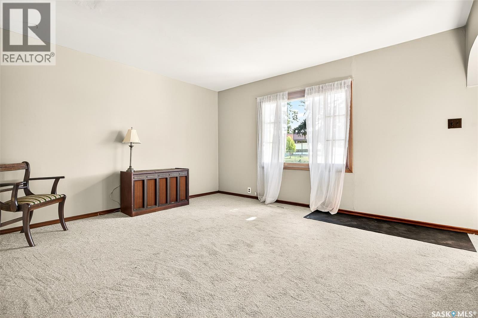 530 Duffield Street W, Moose Jaw, SK - Indoor Photo Showing Other Room