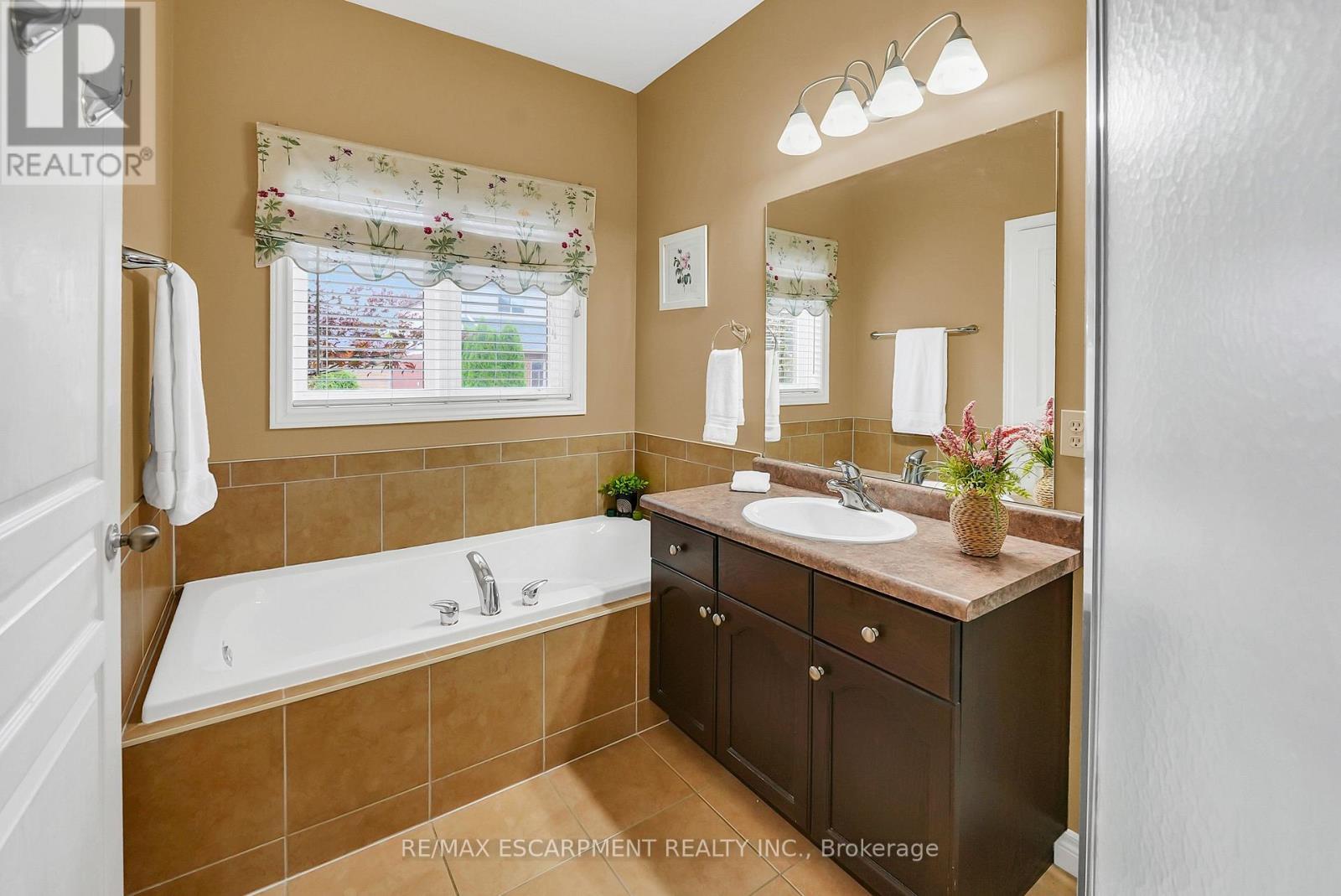 169 Central Avenue, Grimsby, ON - Indoor Photo Showing Bathroom