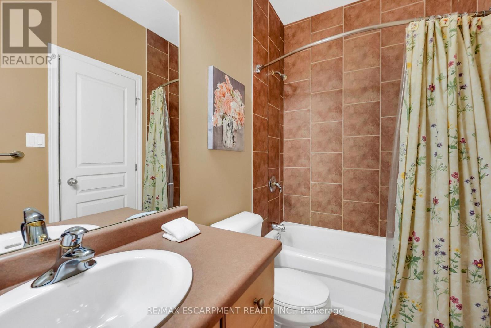 169 Central Avenue, Grimsby, ON - Indoor Photo Showing Bathroom