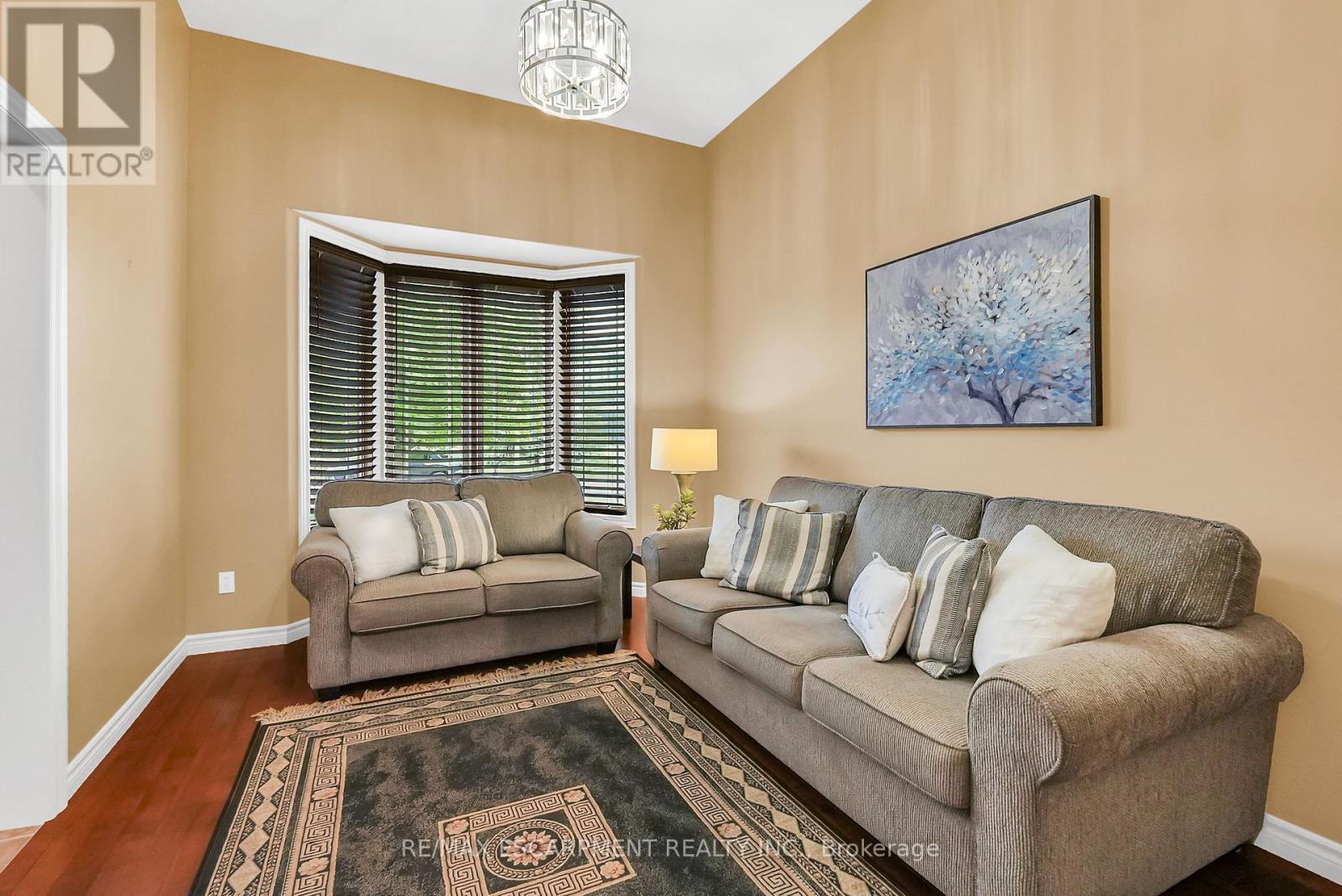 169 Central Avenue, Grimsby, ON - Indoor Photo Showing Living Room