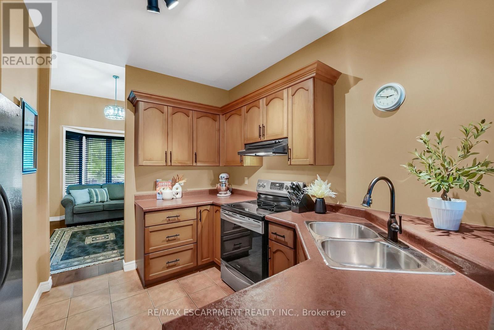 169 Central Avenue, Grimsby, ON - Indoor Photo Showing Kitchen With Double Sink