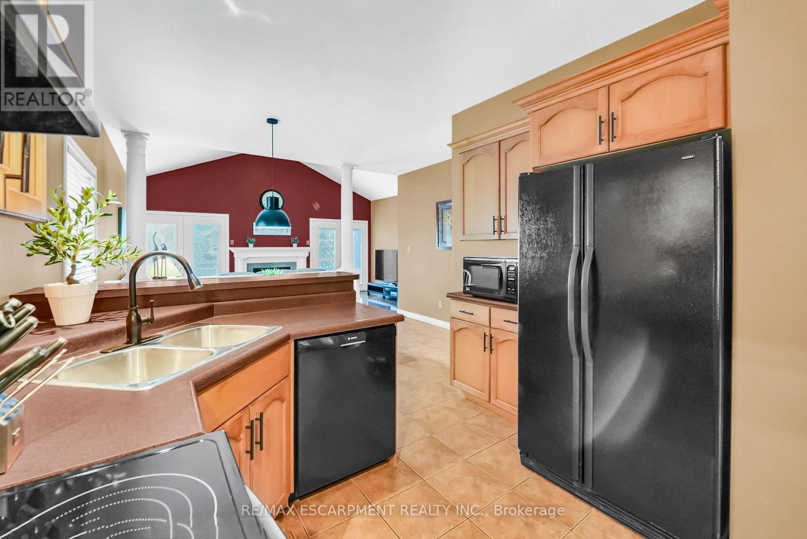 169 Central Avenue, Grimsby, ON - Indoor Photo Showing Kitchen With Double Sink