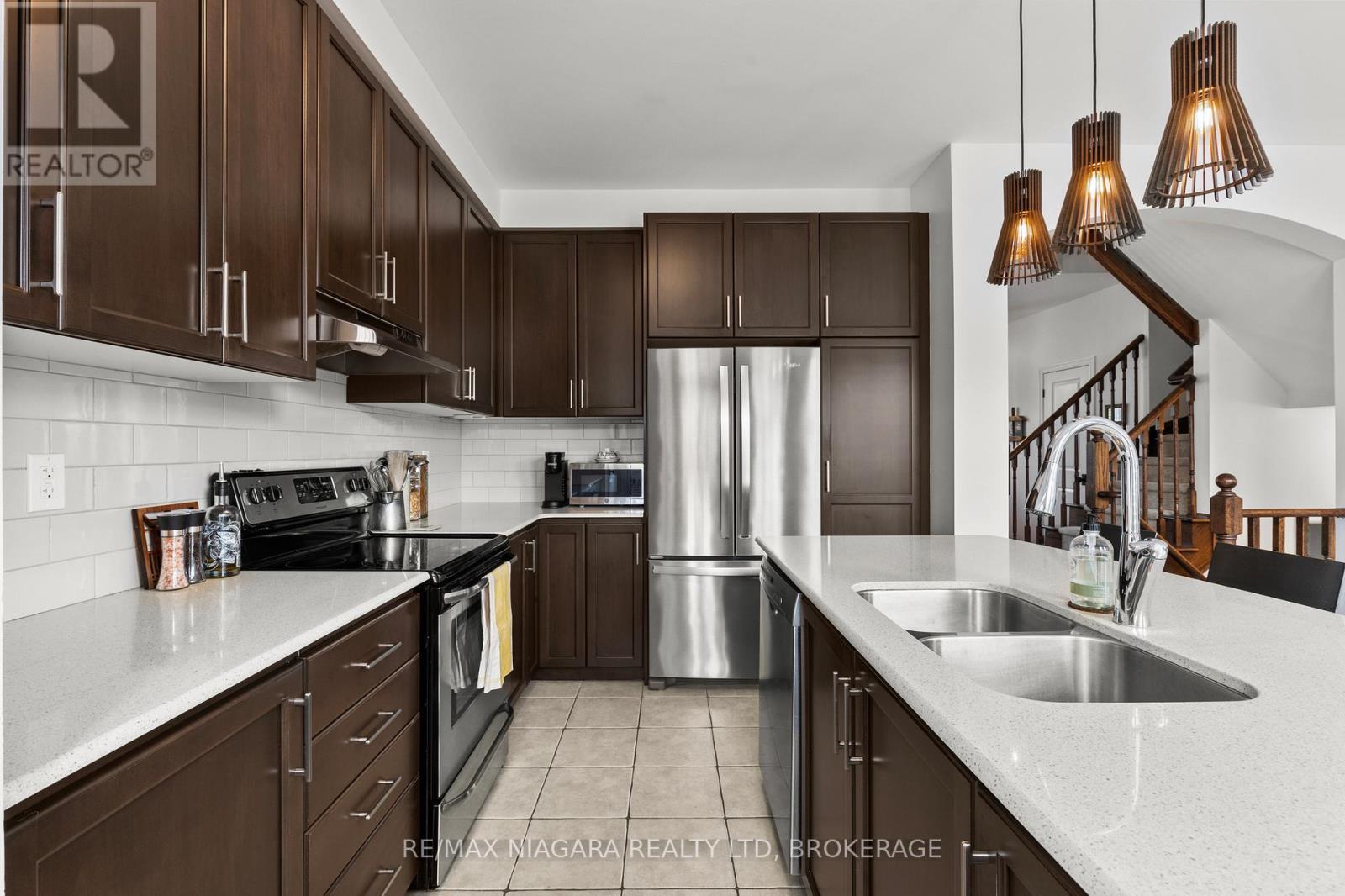 3 Blackbird Street, Niagara-On-The-Lake (Town), ON - Indoor Photo Showing Kitchen With Double Sink With Upgraded Kitchen