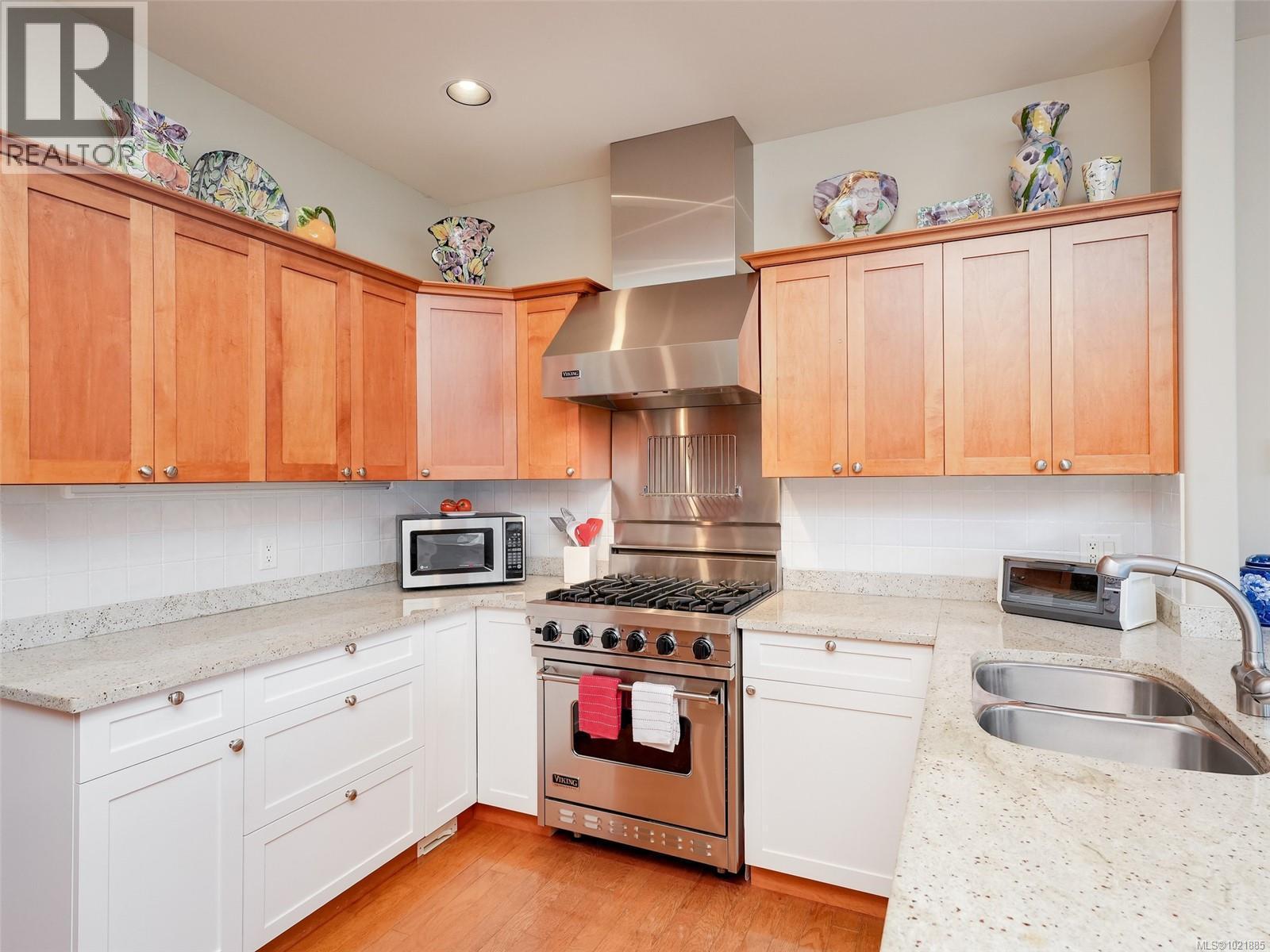 25 1286 Tolmie Ave, Saanich, BC - Indoor Photo Showing Kitchen With Double Sink