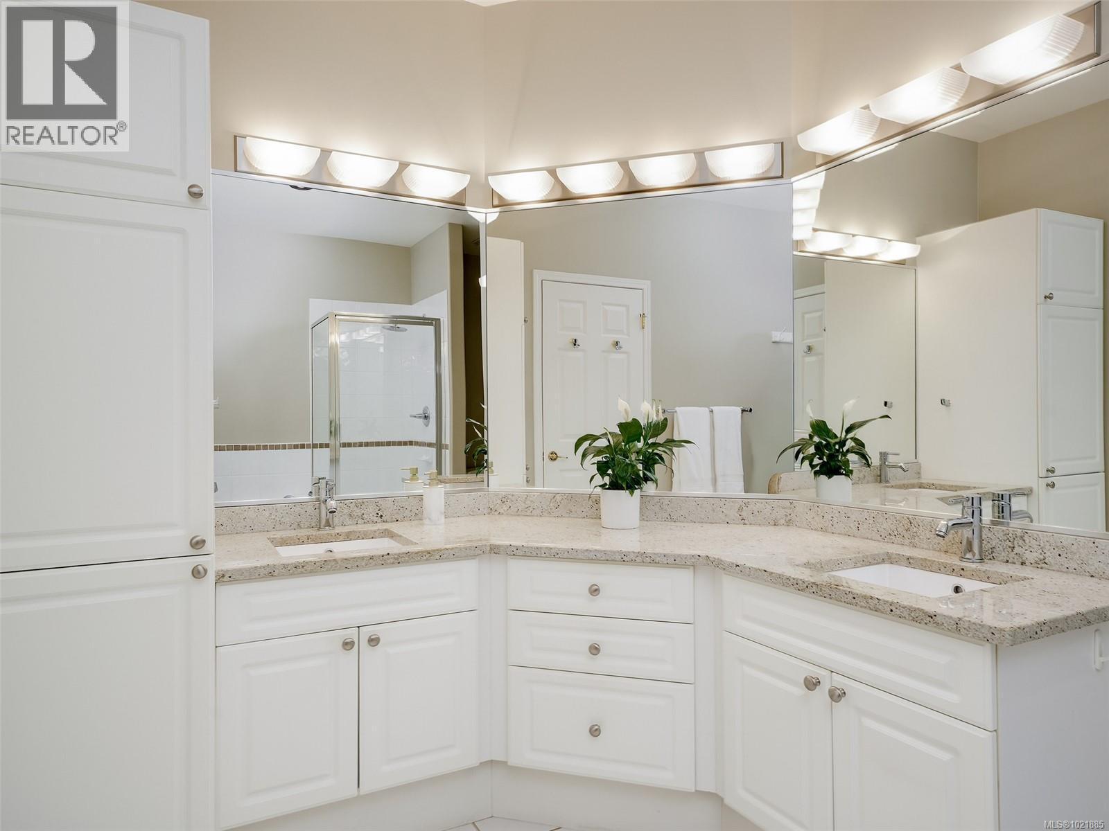 25 1286 Tolmie Ave, Saanich, BC - Indoor Photo Showing Bathroom