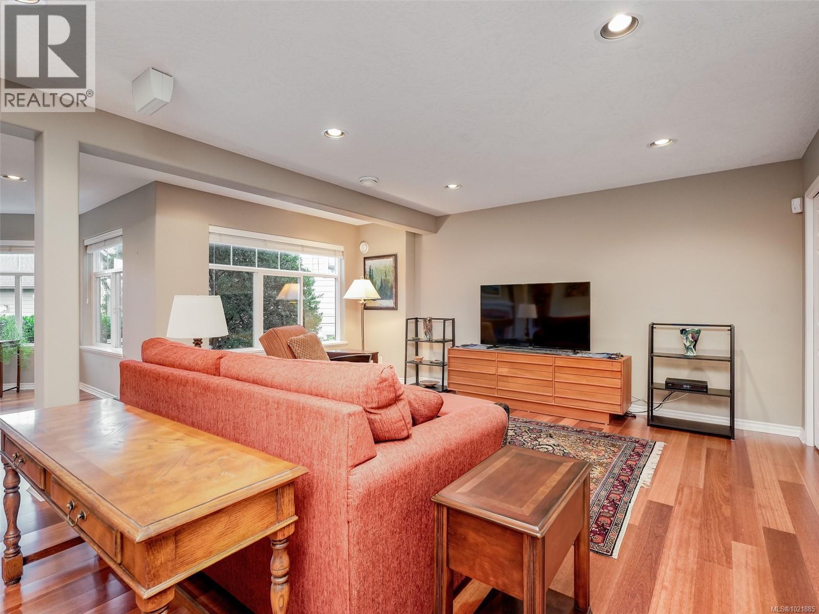 25 1286 Tolmie Ave, Saanich, BC - Indoor Photo Showing Living Room
