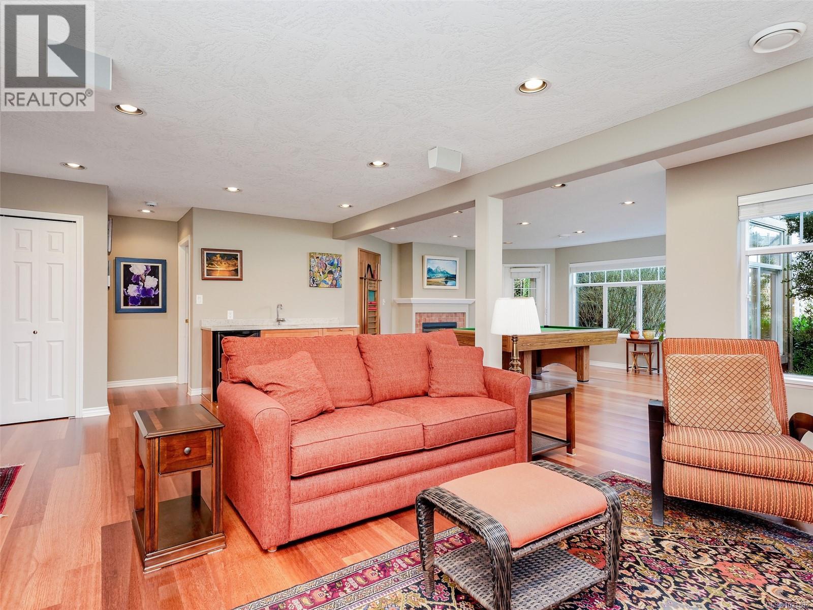 25 1286 Tolmie Ave, Saanich, BC - Indoor Photo Showing Living Room