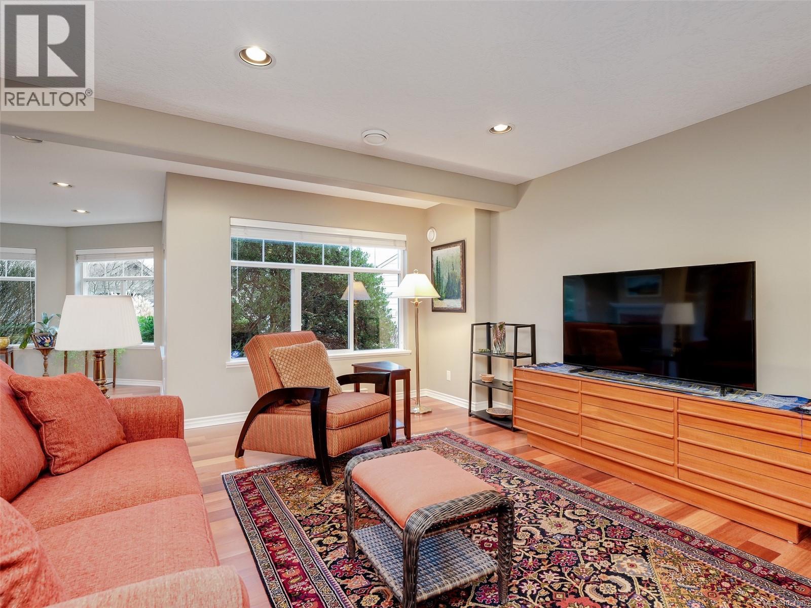25 1286 Tolmie Ave, Saanich, BC - Indoor Photo Showing Living Room