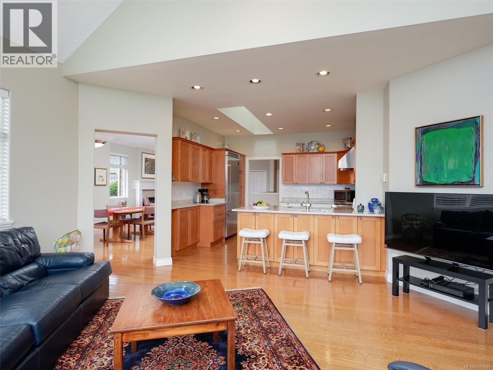 25 1286 Tolmie Ave, Saanich, BC - Indoor Photo Showing Living Room