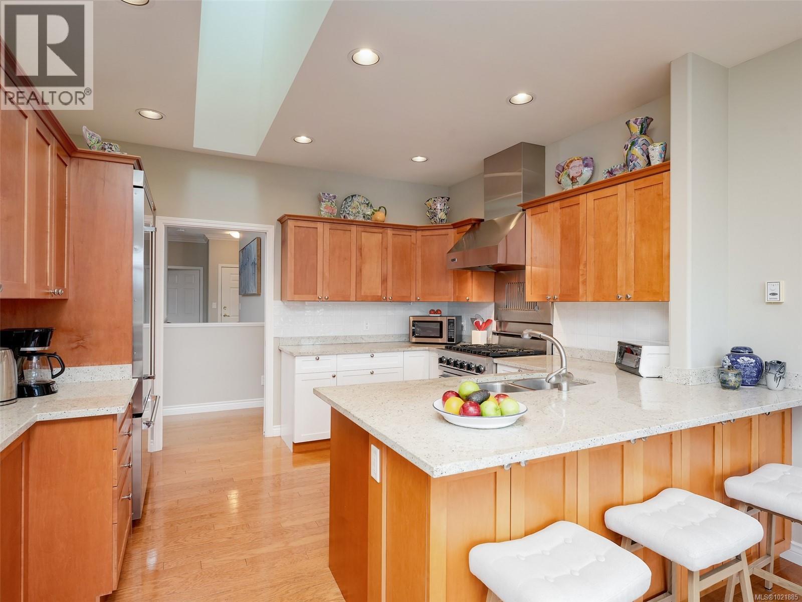 25 1286 Tolmie Ave, Saanich, BC - Indoor Photo Showing Kitchen