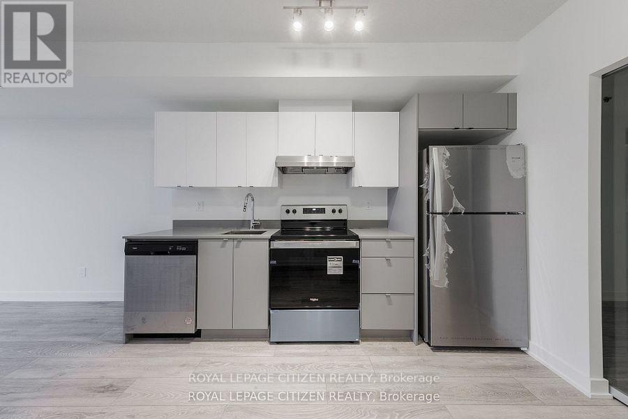 B418 - 3200 Dakota Common, Burlington, ON - Indoor Photo Showing Kitchen