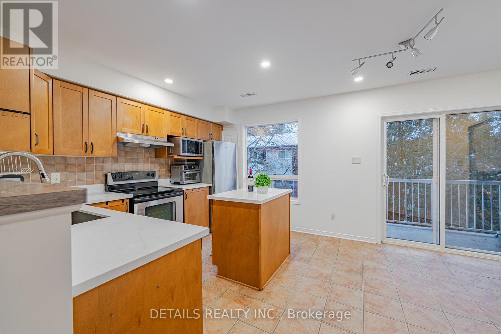376 Wiffen Private, Ottawa, ON - Indoor Photo Showing Kitchen