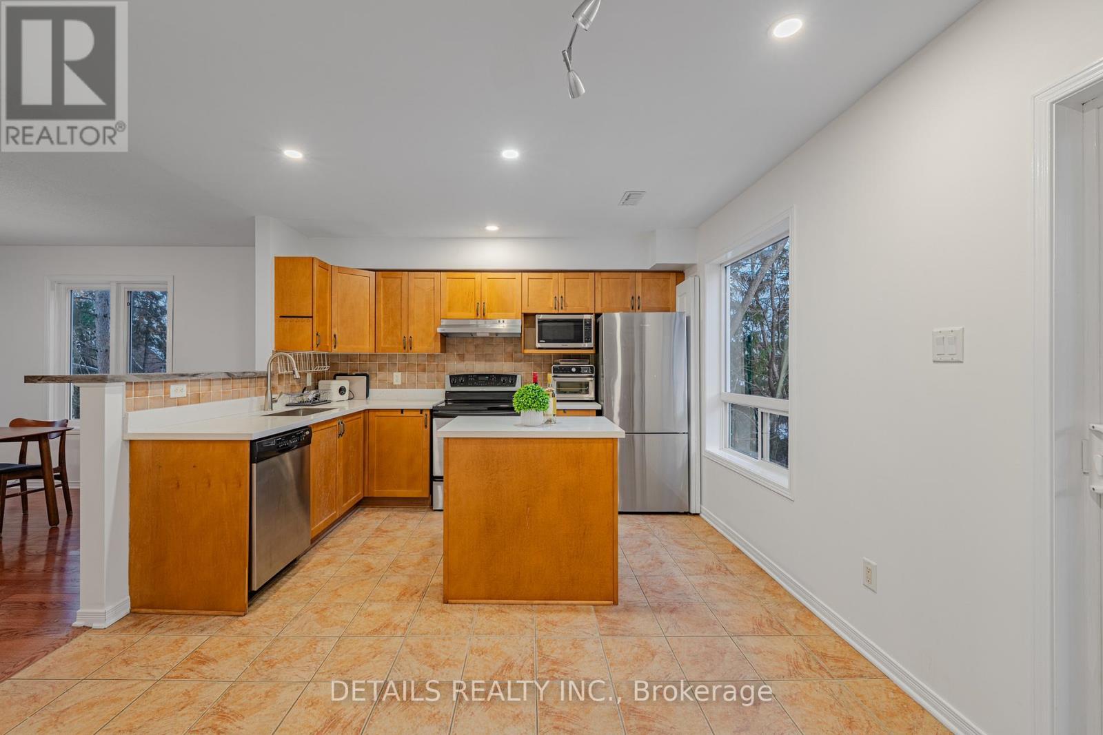 376 Wiffen Private, Ottawa, ON - Indoor Photo Showing Kitchen