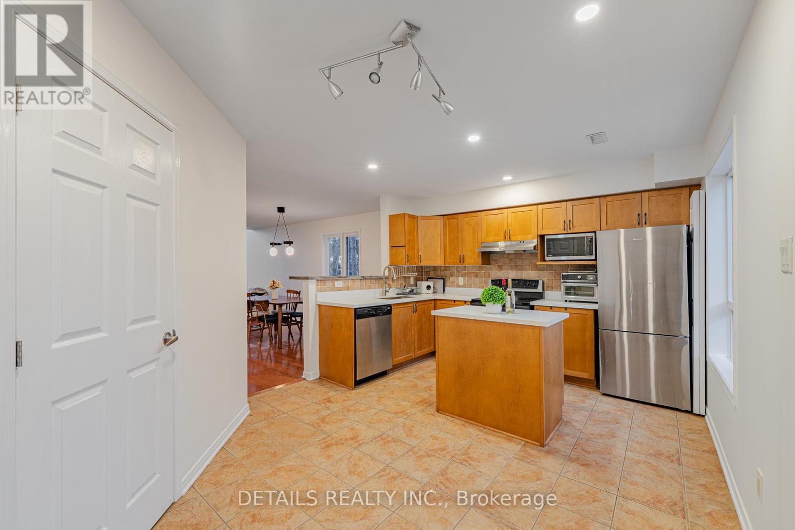 376 Wiffen Private, Ottawa, ON - Indoor Photo Showing Kitchen