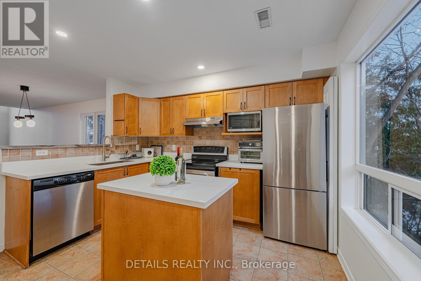 376 Wiffen Private, Ottawa, ON - Indoor Photo Showing Kitchen