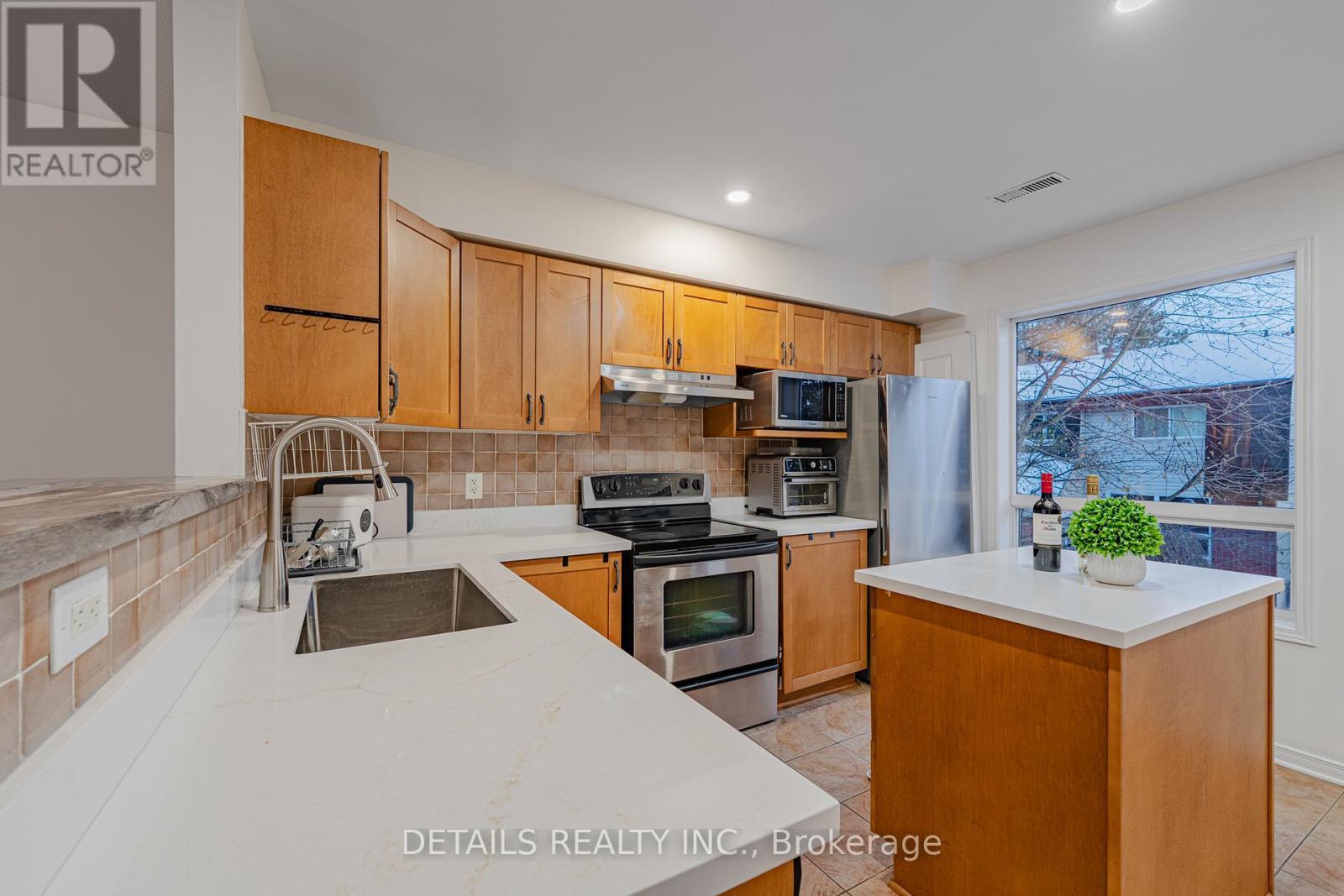 376 Wiffen Private, Ottawa, ON - Indoor Photo Showing Kitchen