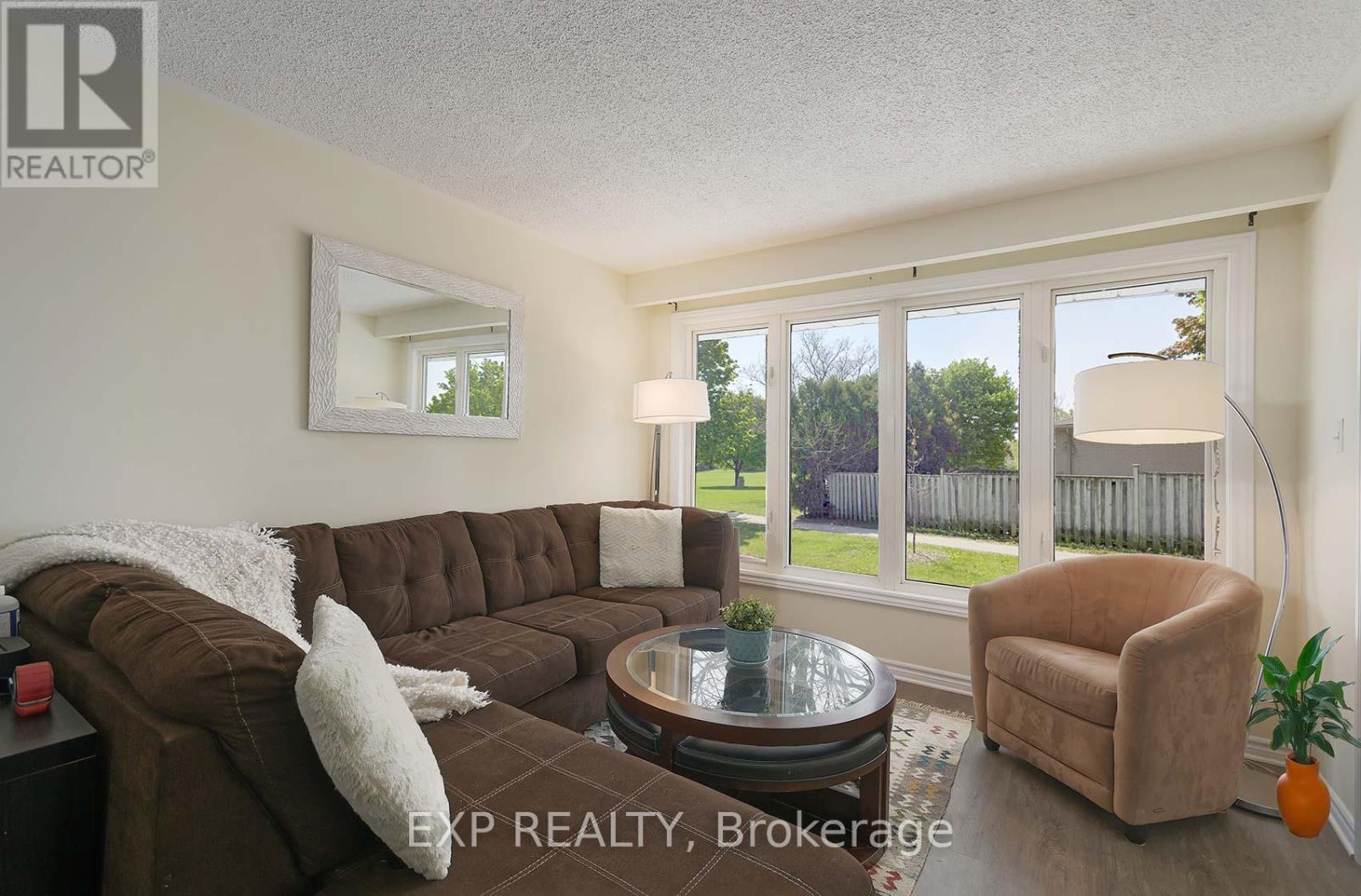 22A Bernick Drive, Barrie, ON - Indoor Photo Showing Living Room