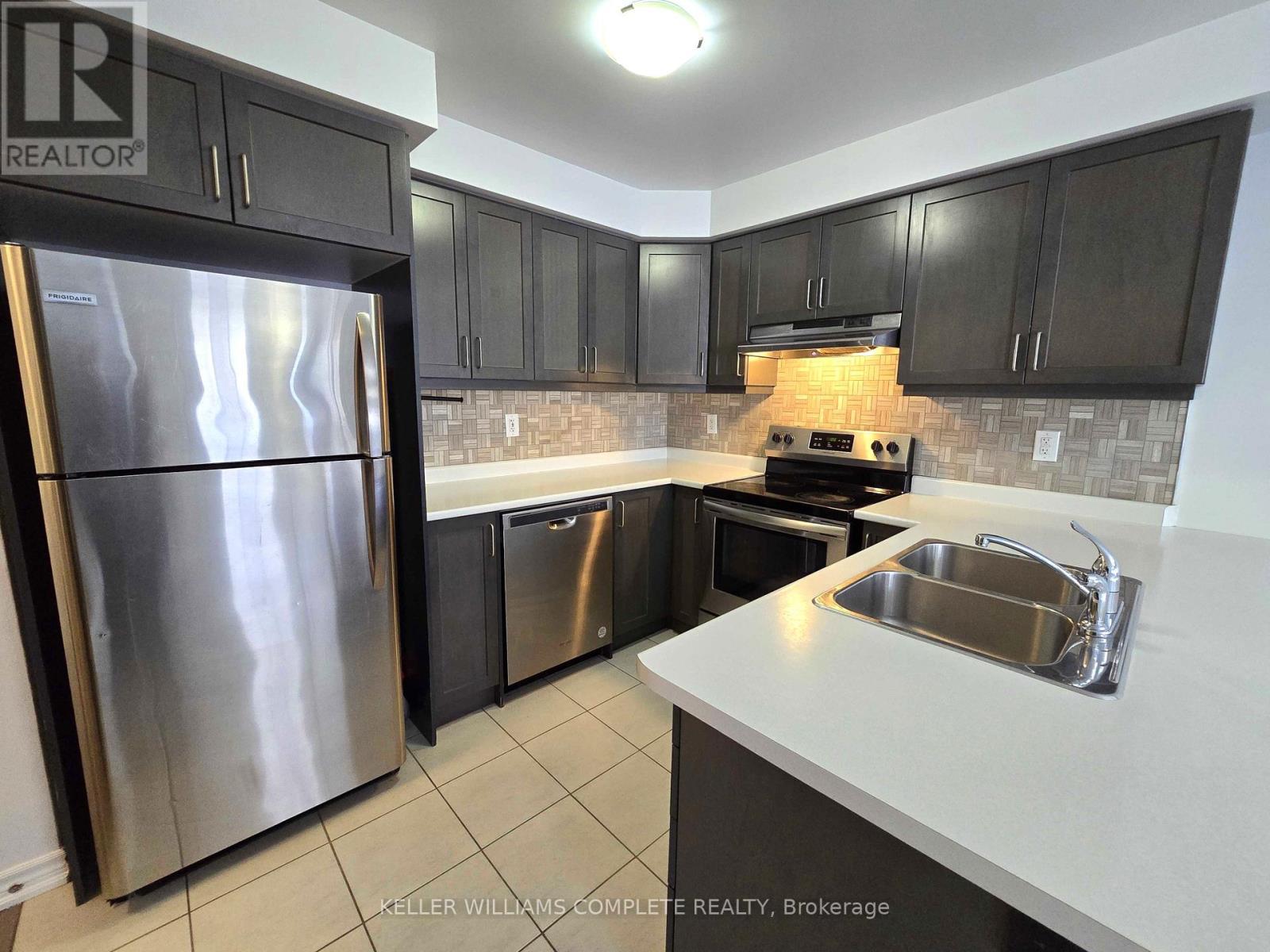 518 Buckeye Court, Milton, ON - Indoor Photo Showing Kitchen With Double Sink With Upgraded Kitchen