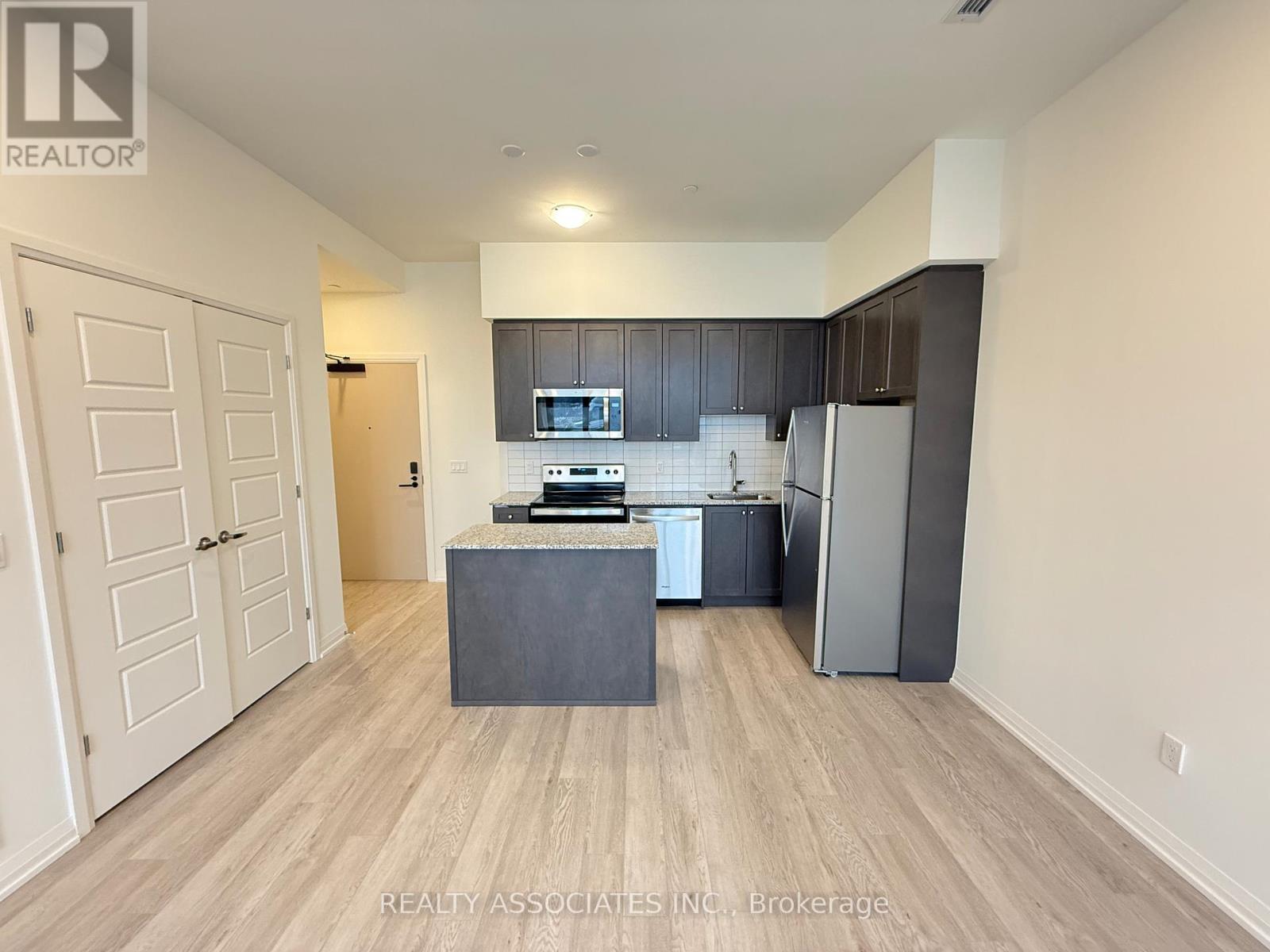 103 - 3006 William Cutmore Boulevard, Oakville, ON - Indoor Photo Showing Kitchen With Stainless Steel Kitchen
