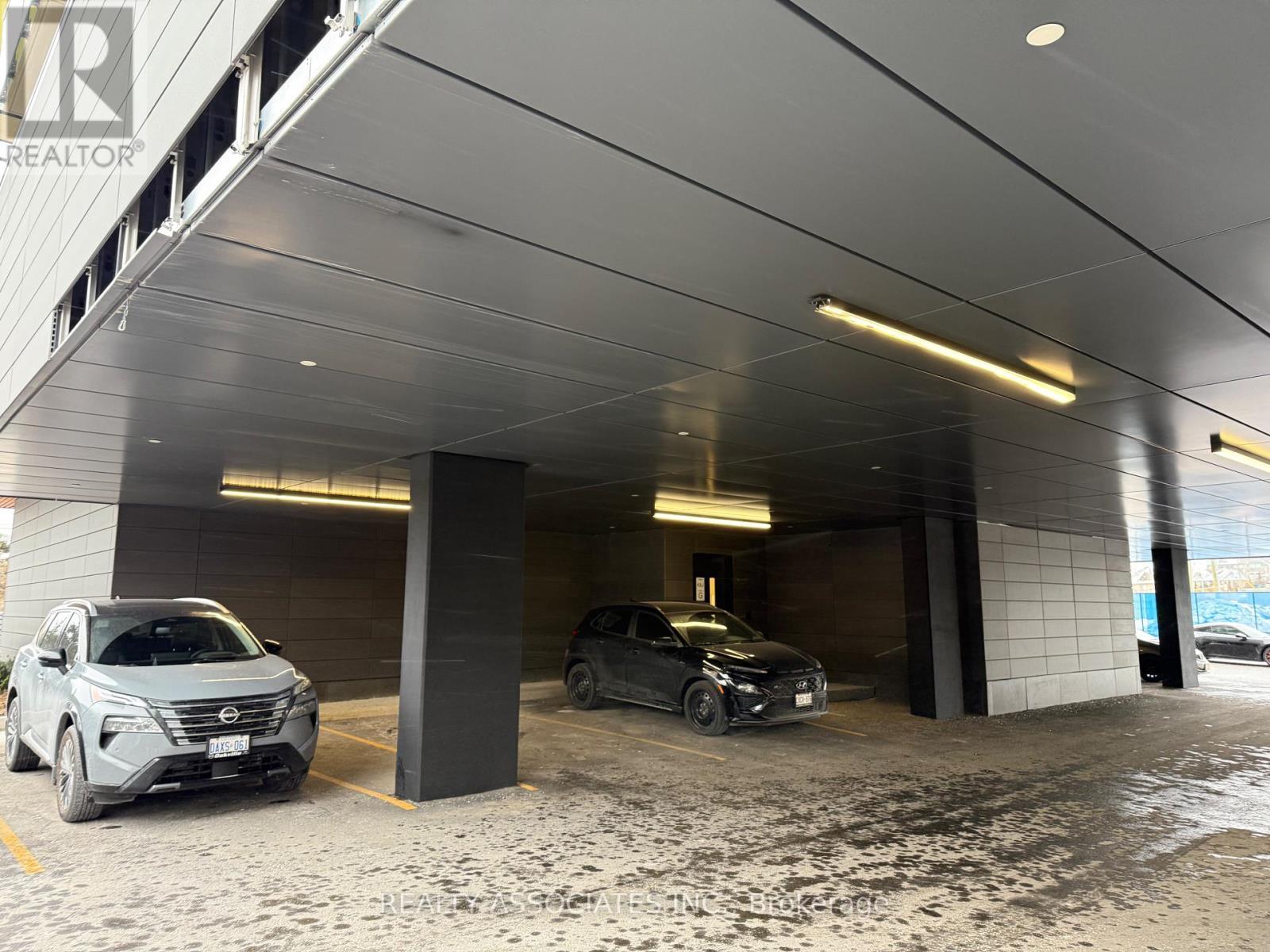 103 - 3006 William Cutmore Boulevard, Oakville, ON - Indoor Photo Showing Garage
