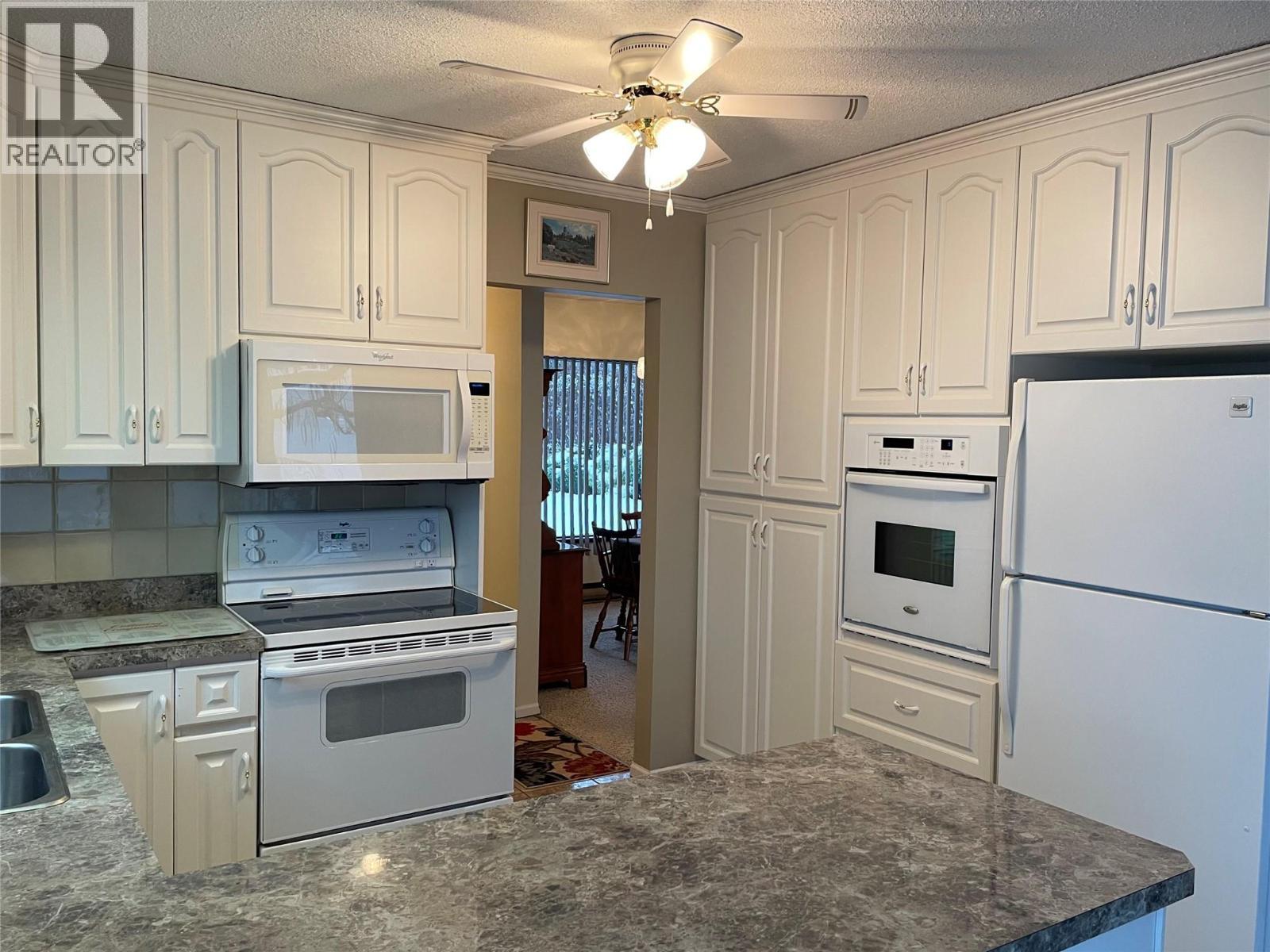 1995 Kelly Court, Christina Lake, BC - Indoor Photo Showing Kitchen