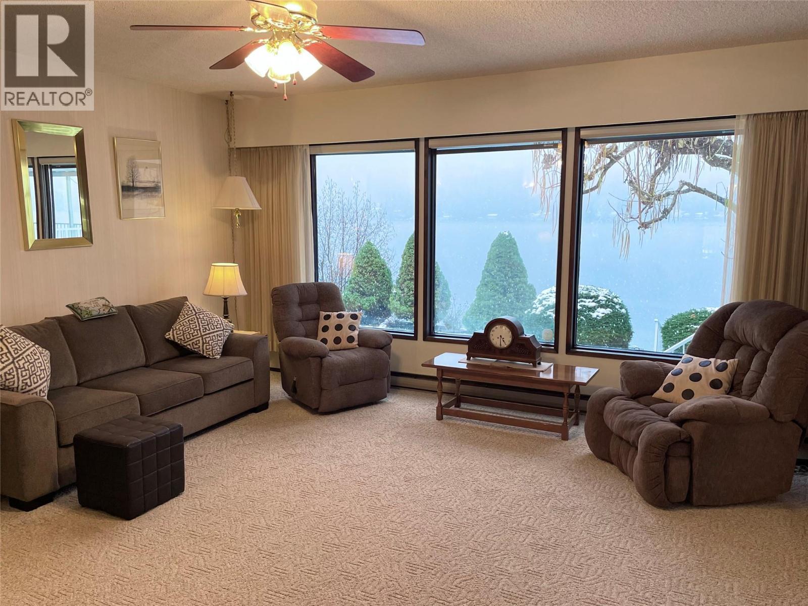 1995 Kelly Court, Christina Lake, BC - Indoor Photo Showing Living Room