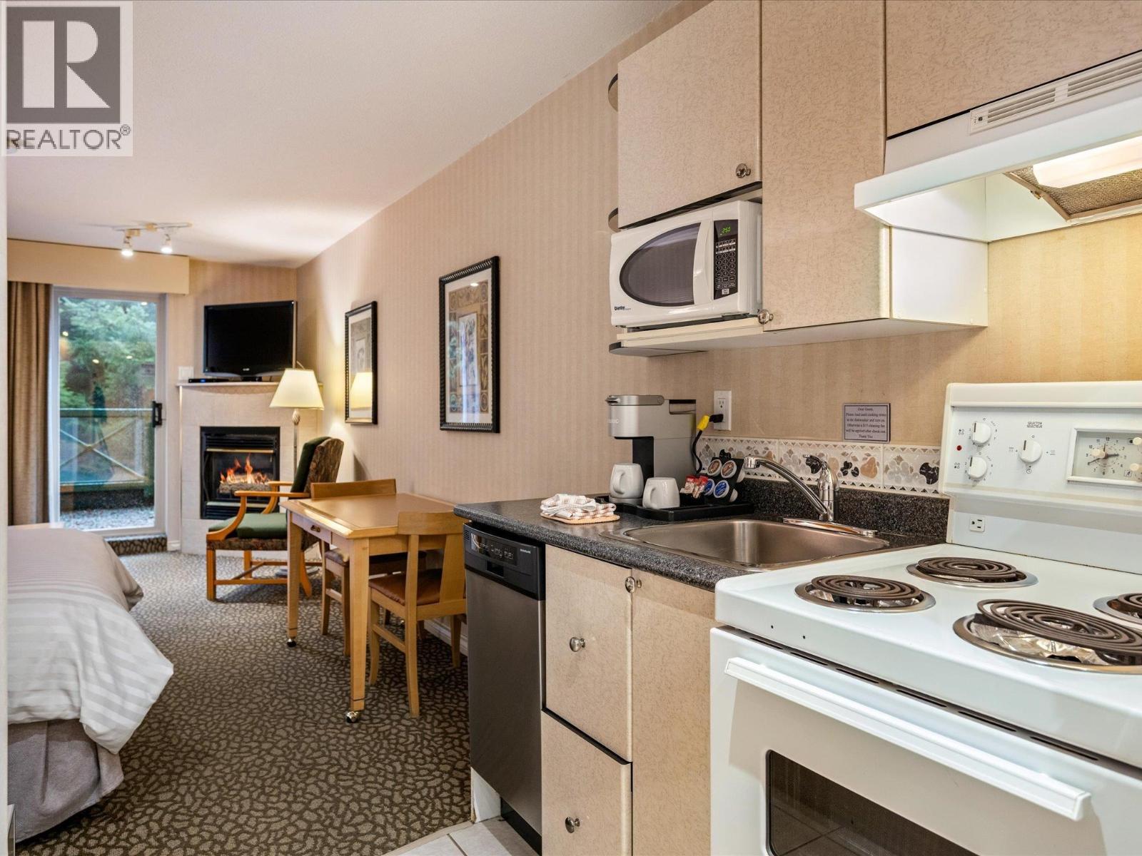 215 4319 Main Street, Whistler, BC - Indoor Photo Showing Kitchen