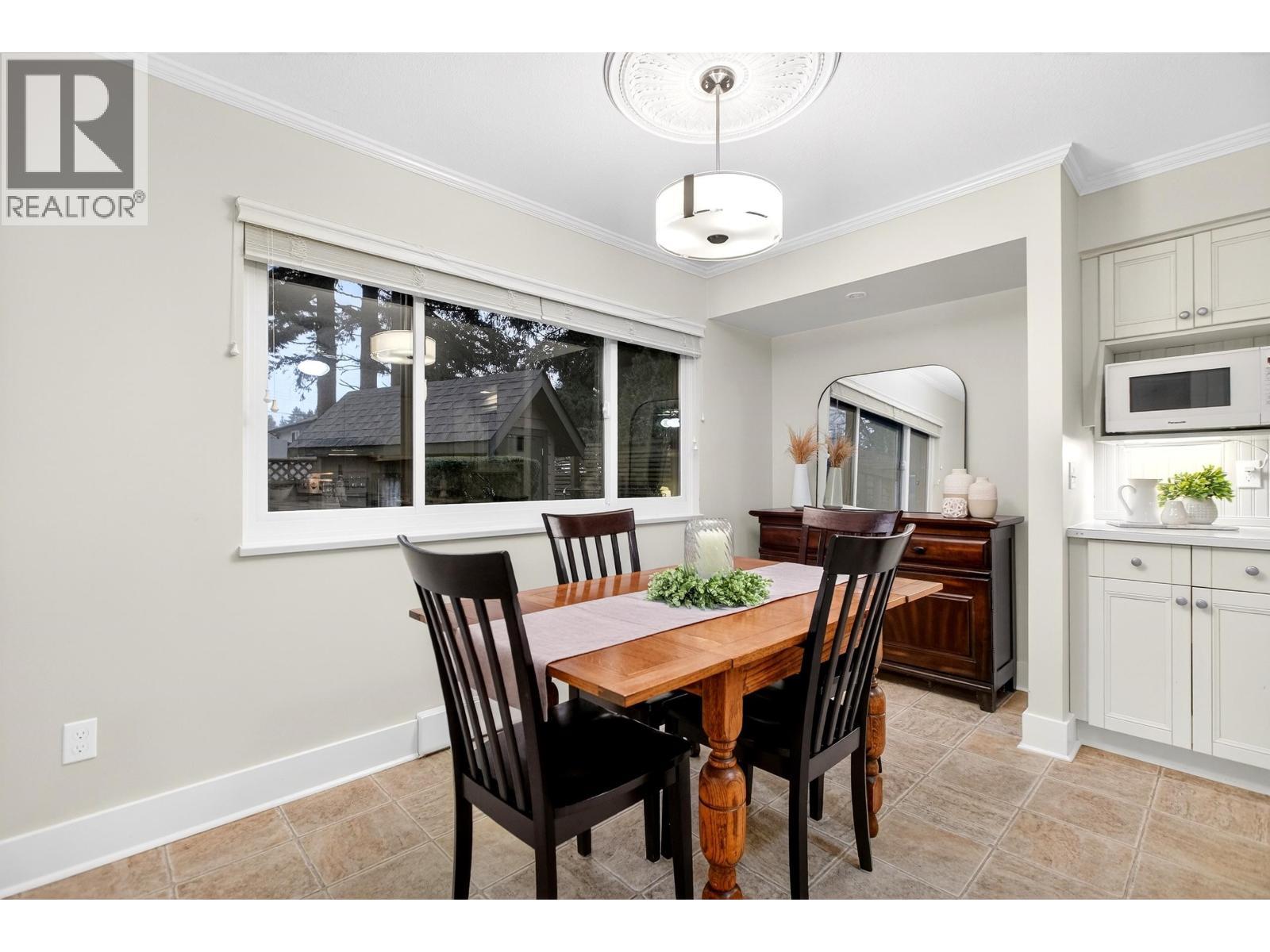 3960 Robin Place, Port Coquitlam, BC - Indoor Photo Showing Dining Room