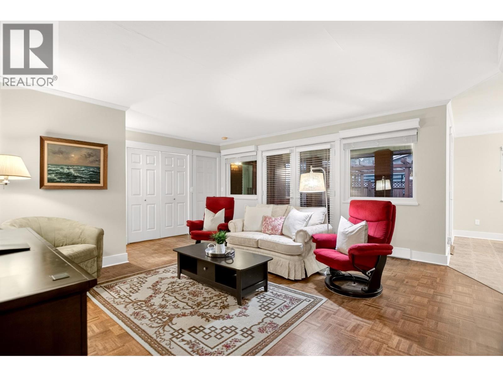 3960 Robin Place, Port Coquitlam, BC - Indoor Photo Showing Living Room
