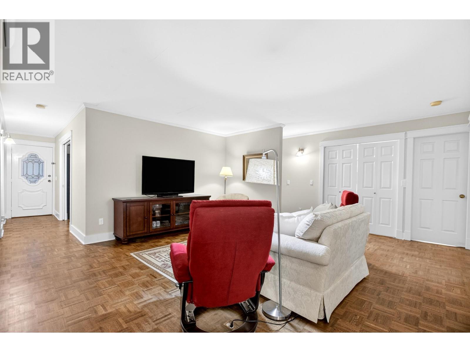 3960 Robin Place, Port Coquitlam, BC - Indoor Photo Showing Living Room