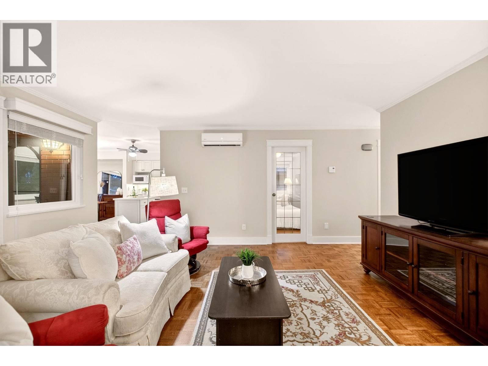 3960 Robin Place, Port Coquitlam, BC - Indoor Photo Showing Living Room