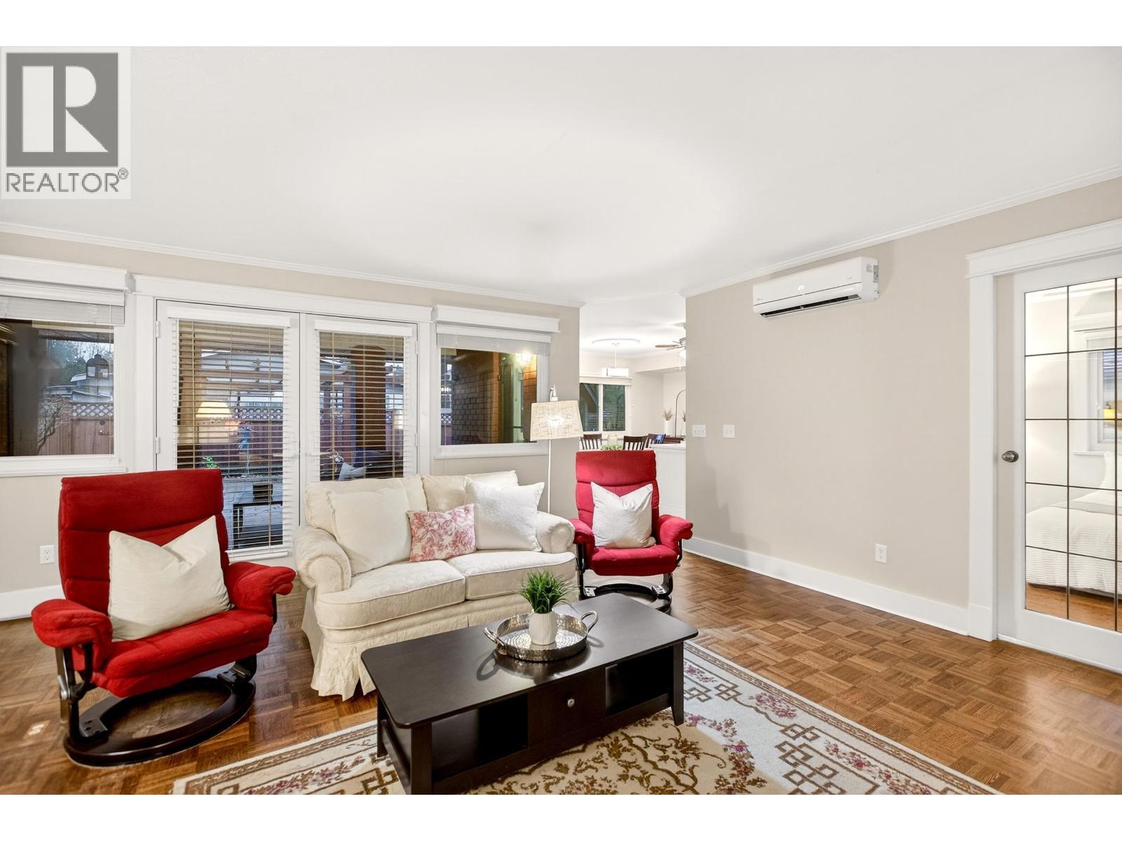 3960 Robin Place, Port Coquitlam, BC - Indoor Photo Showing Living Room