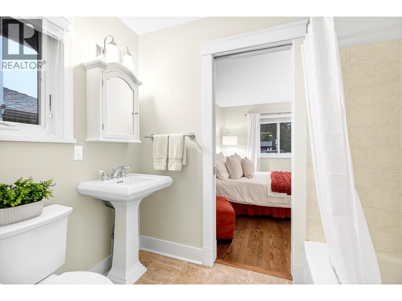 3960 Robin Place, Port Coquitlam, BC - Indoor Photo Showing Bathroom